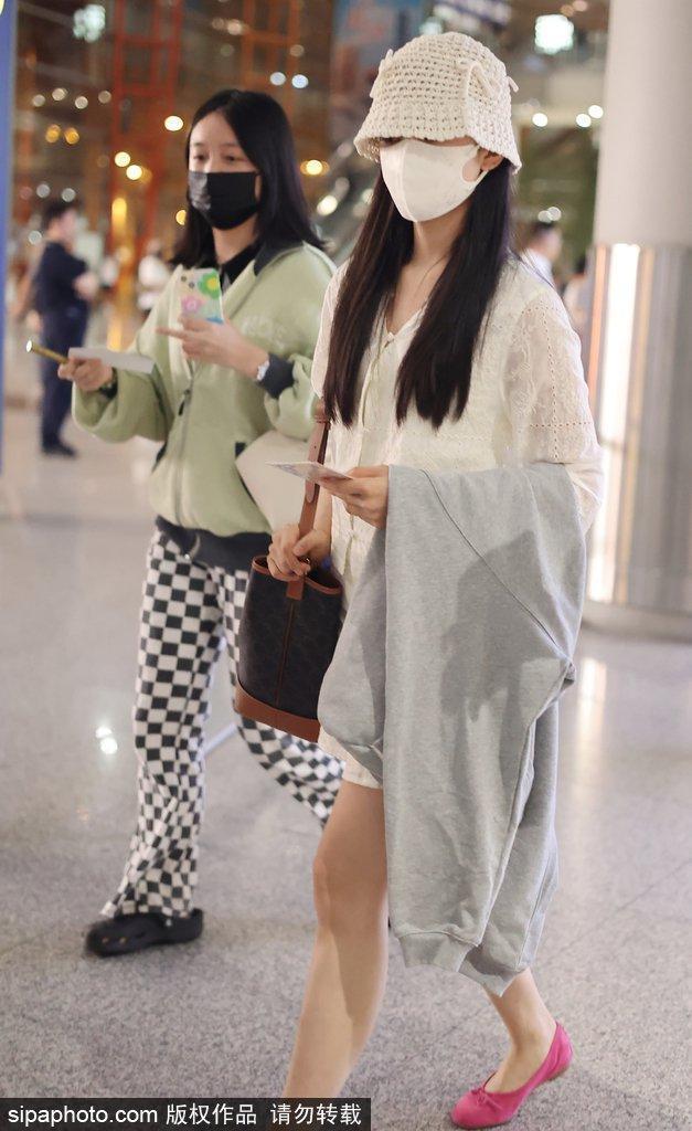 张婧仪穿白色短裙脚踩粉色平底鞋现身 身姿婉约婀娜