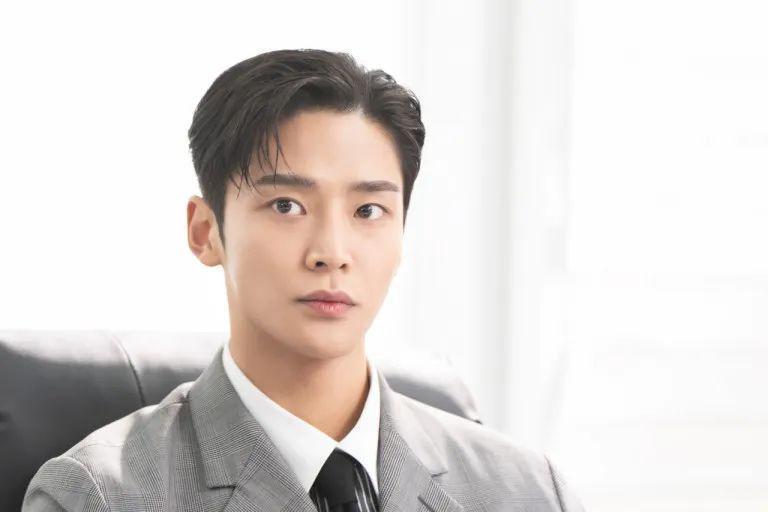 高人气男爱豆官宣退团！为演戏放弃组合，粉丝竟还一片叫好？