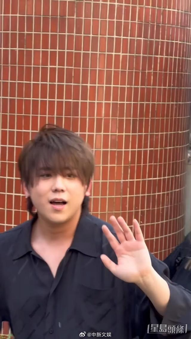 香港顶流姜涛现身遭粉丝围堵 贴心叮嘱注意安全