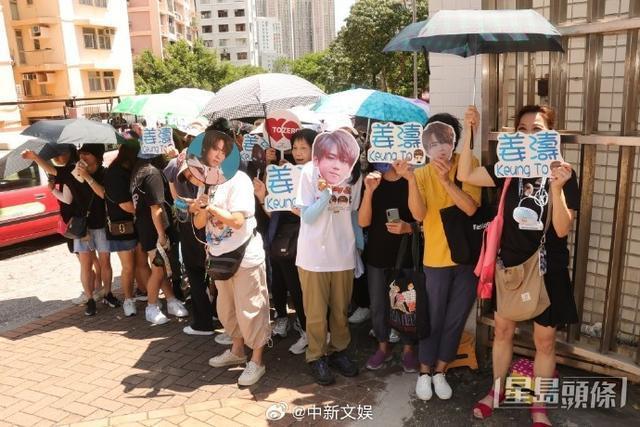 香港顶流姜涛现身遭粉丝围堵 贴心叮嘱注意安全