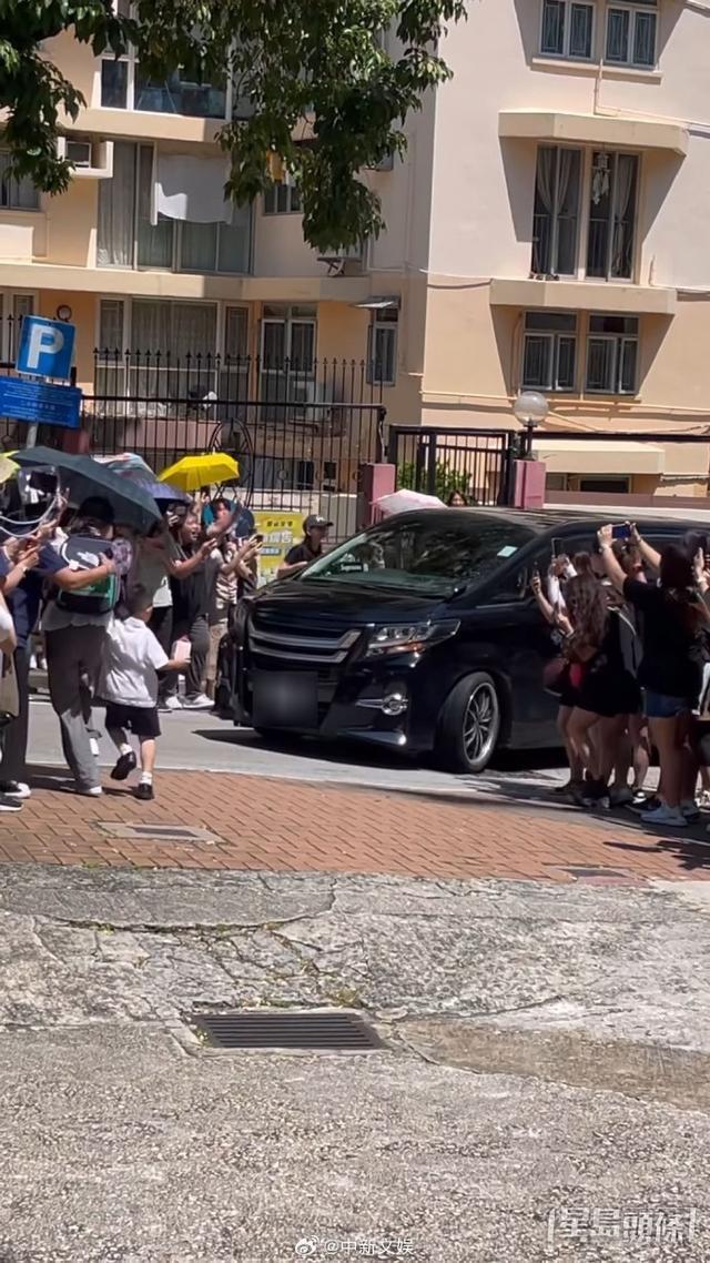 香港顶流姜涛现身遭粉丝围堵 贴心叮嘱注意安全