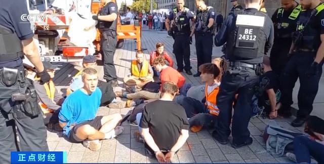 德国柏林地标勃兰登堡门遭颜料喷涂，警方现场逮捕14名肇事者