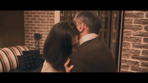 她被逼下海，别只看到情欲