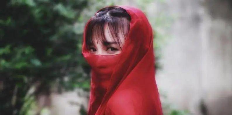 断层顶流复出，居然变硅胶脸?