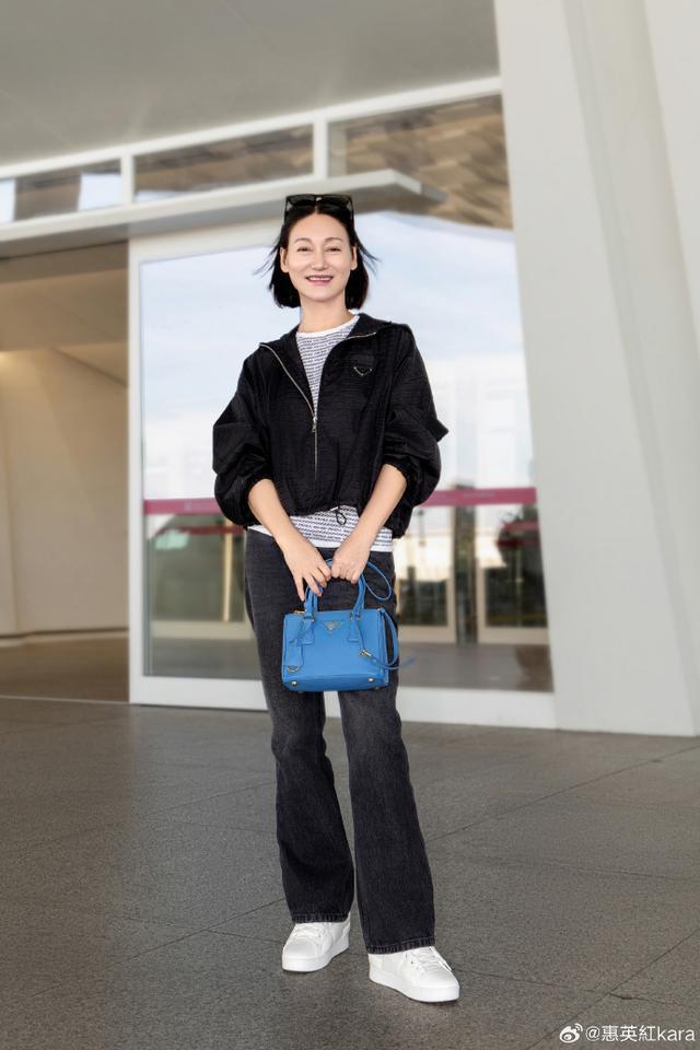 惠英红米兰时装周偶遇马思纯 机场大片蝴蝶袖上衣简约干练