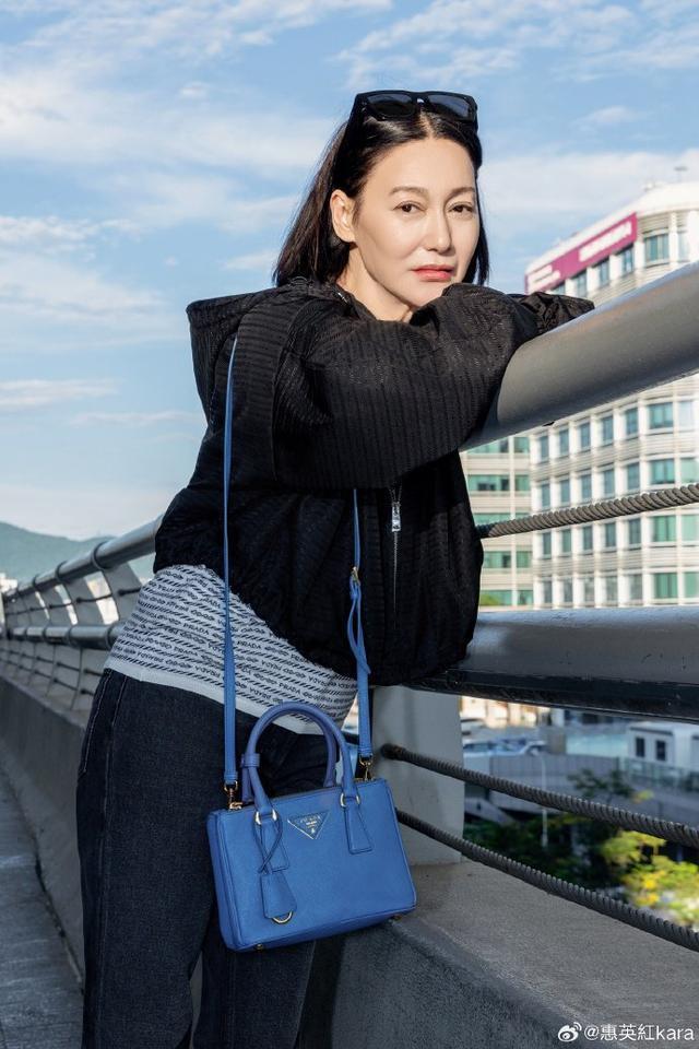 惠英红米兰时装周偶遇马思纯 机场大片蝴蝶袖上衣简约干练