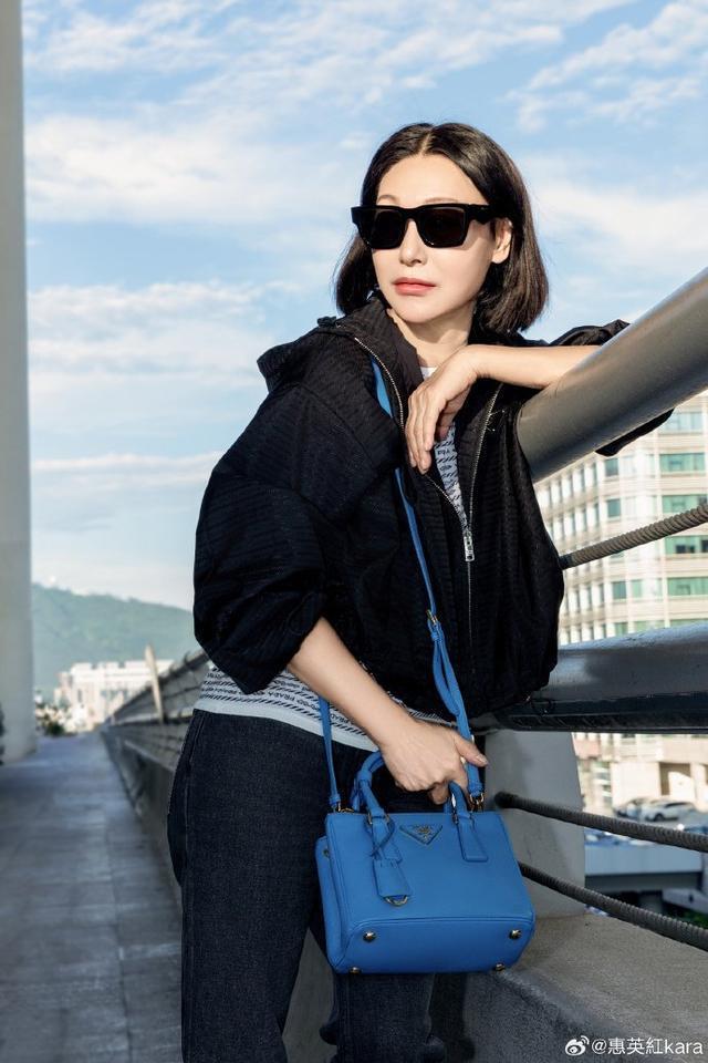 惠英红米兰时装周偶遇马思纯 机场大片蝴蝶袖上衣简约干练