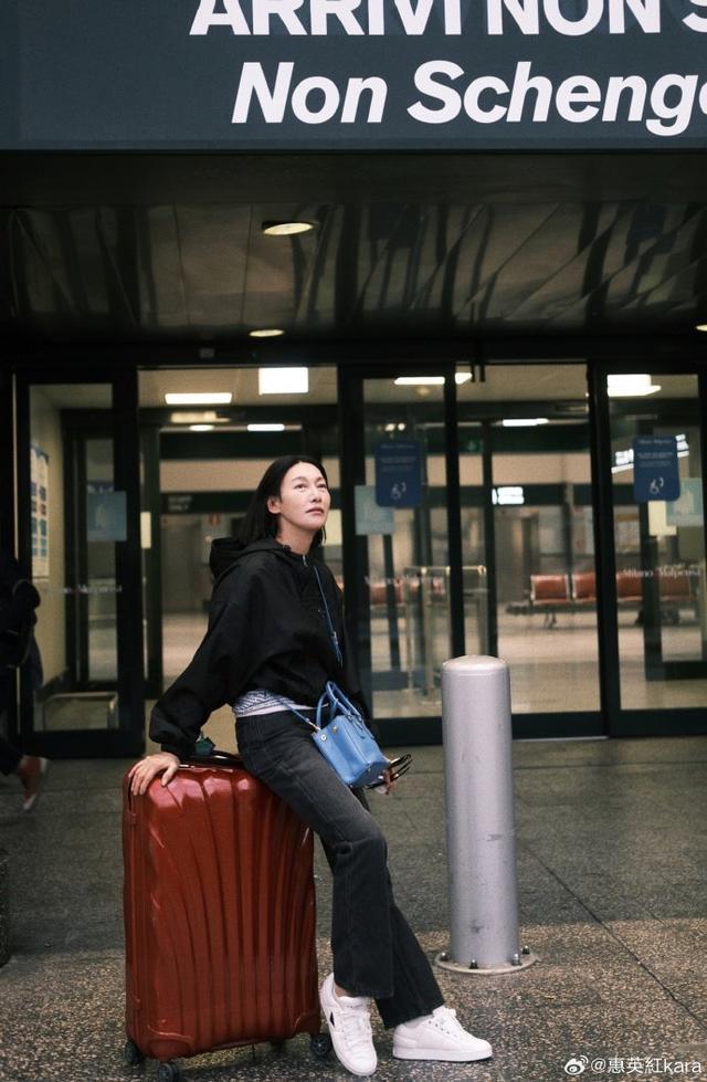 惠英红米兰时装周偶遇马思纯 机场大片蝴蝶袖上衣简约干练