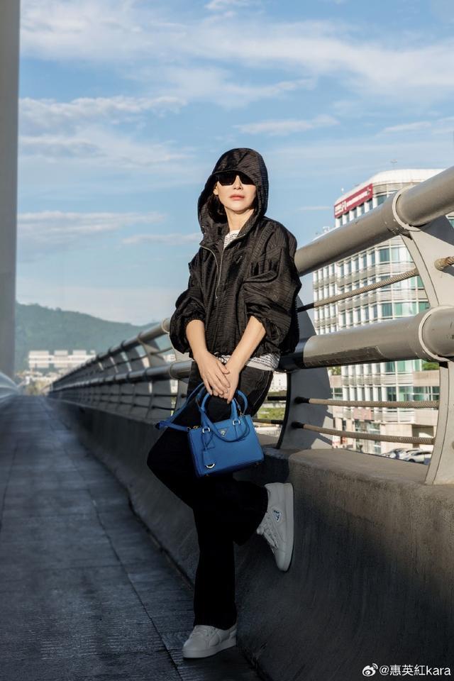 惠英红米兰时装周偶遇马思纯 机场大片蝴蝶袖上衣简约干练