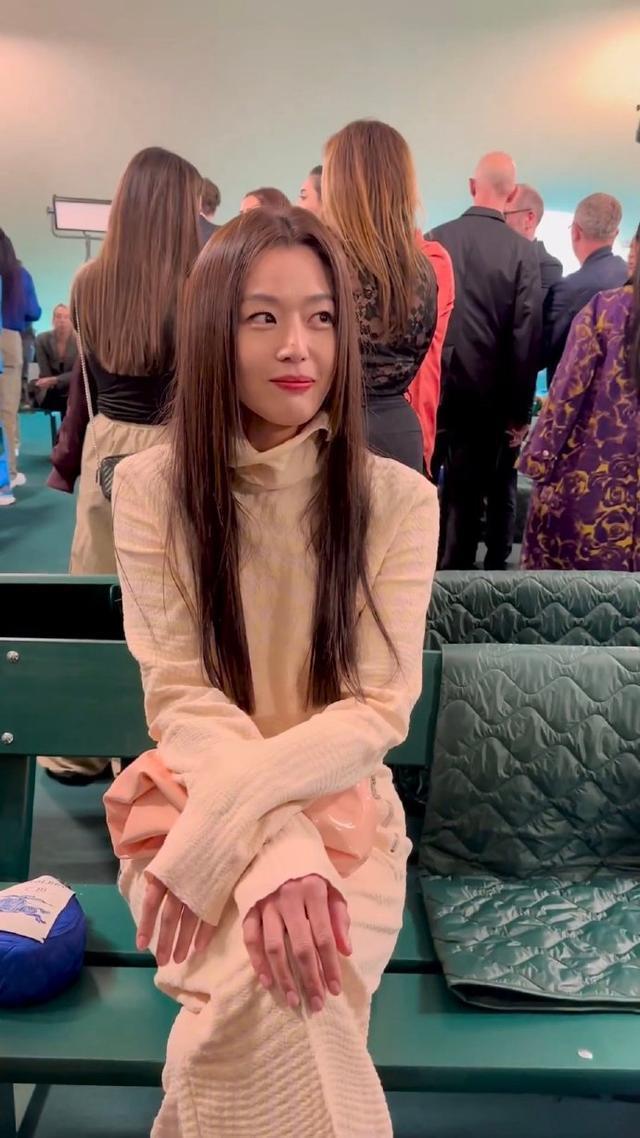 全智贤高领套装亮相时装周 披肩发气质出众梦回千颂伊