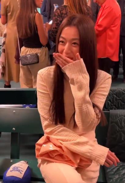 全智贤高领套装亮相时装周 披肩发气质出众梦回千颂伊