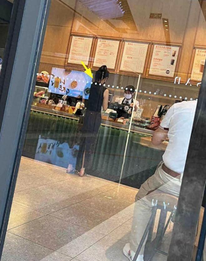 36岁张雨绮在南宁被偶遇 又白又瘦一身行头近30万