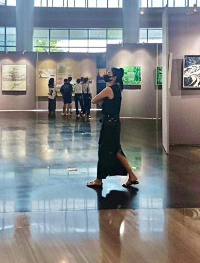 36岁张雨绮在南宁被偶遇 又白又瘦一身行头近30万