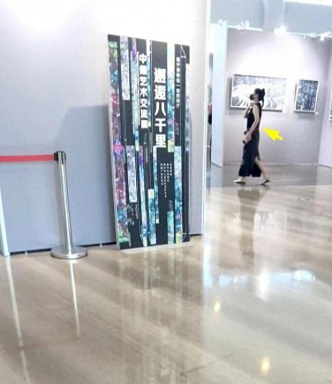 36岁张雨绮在南宁被偶遇 又白又瘦一身行头近30万