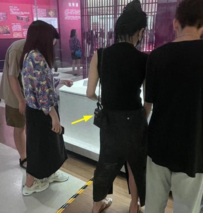 36岁张雨绮在南宁被偶遇 又白又瘦一身行头近30万