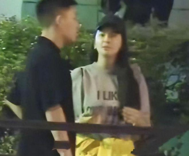 36岁张雨绮在南宁被偶遇 又白又瘦一身行头近30万