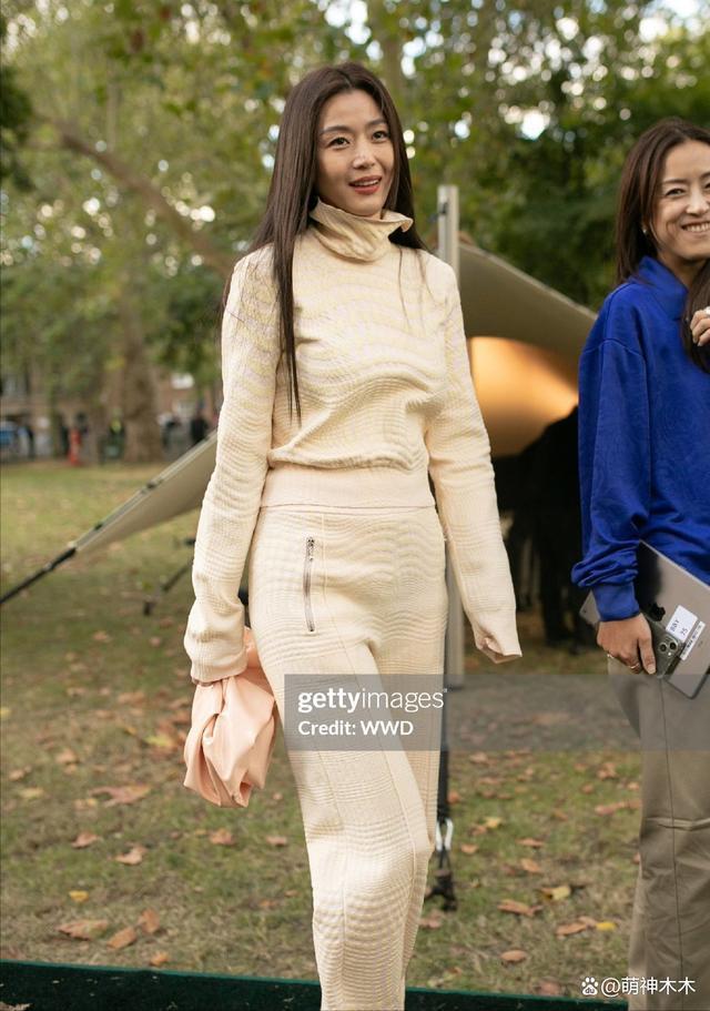全智贤时装周生图曝光！明星失去滤镜真不行
