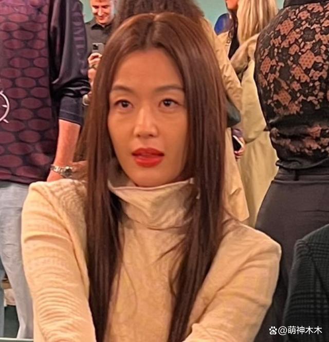 全智贤时装周生图曝光！明星失去滤镜真不行