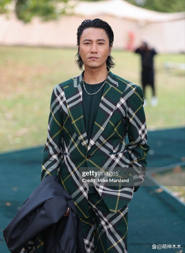 全智贤时装周生图曝光！明星失去滤镜真不行