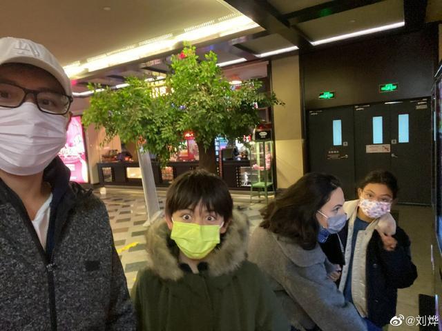 刘烨老婆带一双儿女出游 诺一长高不少霓娜越来越漂亮