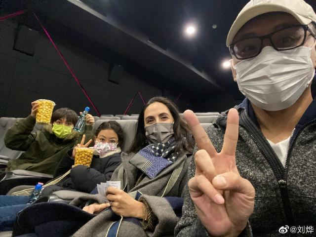 刘烨老婆带一双儿女出游 诺一长高不少霓娜越来越漂亮