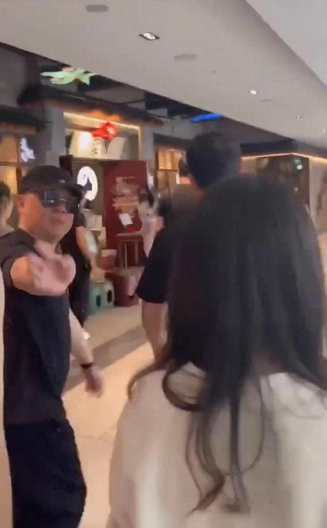 郭德纲悉尼用餐阵仗大，超7人围着护送，亿万豪宅内景罕曝光