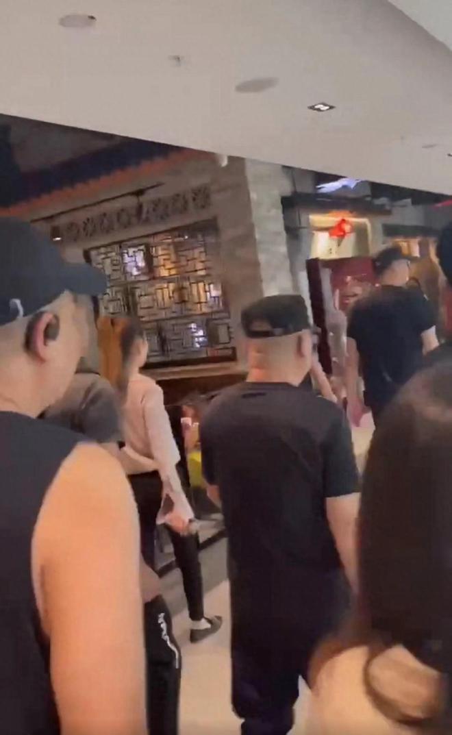 郭德纲悉尼用餐阵仗大，超7人围着护送，亿万豪宅内景罕曝光