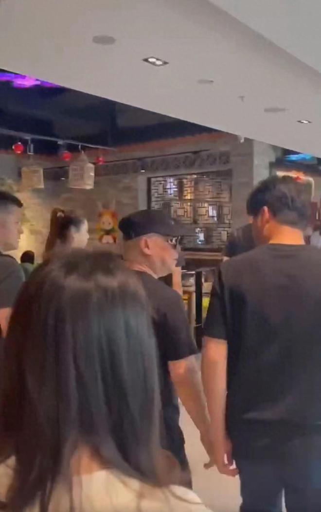 郭德纲悉尼用餐阵仗大，超7人围着护送，亿万豪宅内景罕曝光