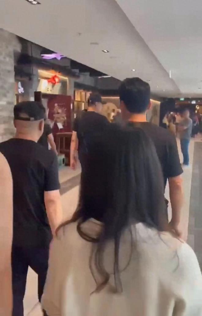 郭德纲悉尼用餐阵仗大，超7人围着护送，亿万豪宅内景罕曝光