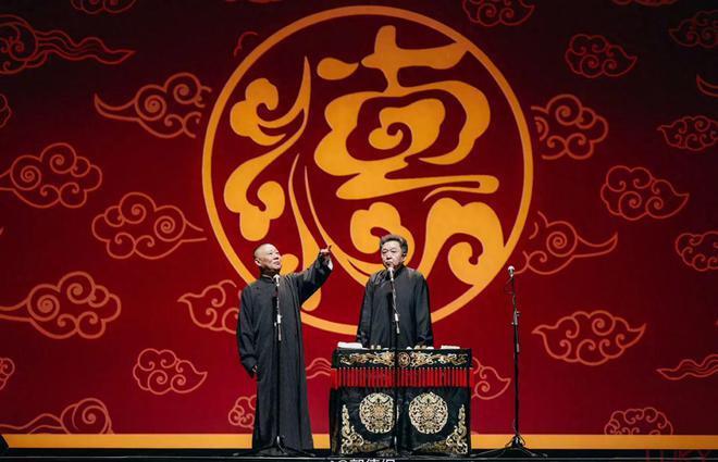 郭德纲悉尼用餐阵仗大，超7人围着护送，亿万豪宅内景罕曝光