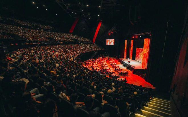 郭德纲悉尼用餐阵仗大，超7人围着护送，亿万豪宅内景罕曝光