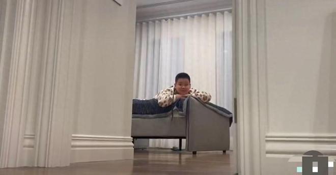 郭德纲悉尼用餐阵仗大，超7人围着护送，亿万豪宅内景罕曝光