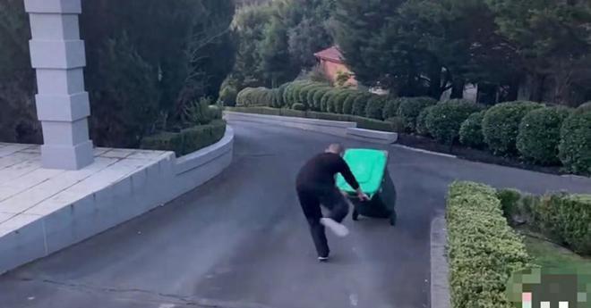 郭德纲悉尼用餐阵仗大，超7人围着护送，亿万豪宅内景罕曝光