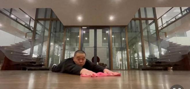 郭德纲悉尼用餐阵仗大，超7人围着护送，亿万豪宅内景罕曝光