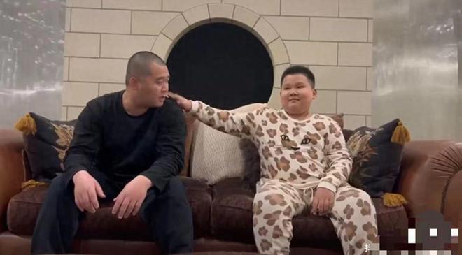 郭德纲悉尼用餐阵仗大，超7人围着护送，亿万豪宅内景罕曝光