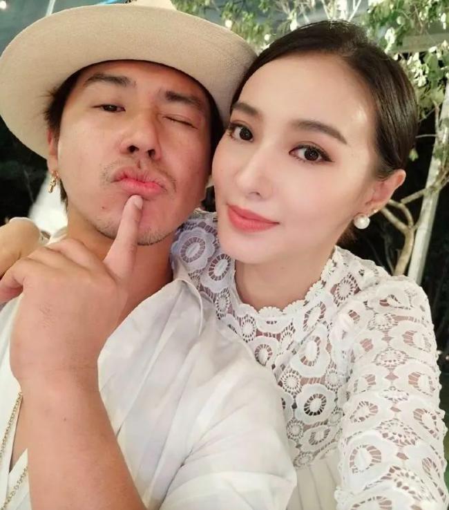 他俩，悄悄把婚离了？