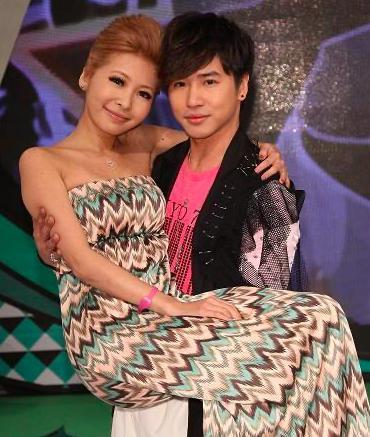 他俩，悄悄把婚离了？