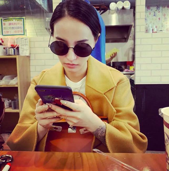 他俩，悄悄把婚离了？