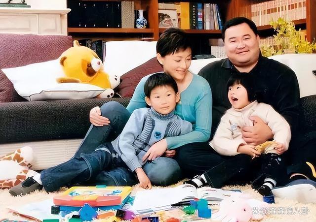 杨澜结婚28年发文向富商丈夫示爱，吴征又胖了