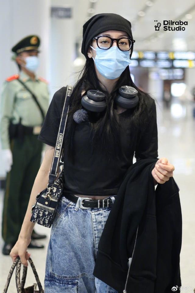 迪丽热巴出发录制《花儿与少年5》素颜镜框满满宅女风