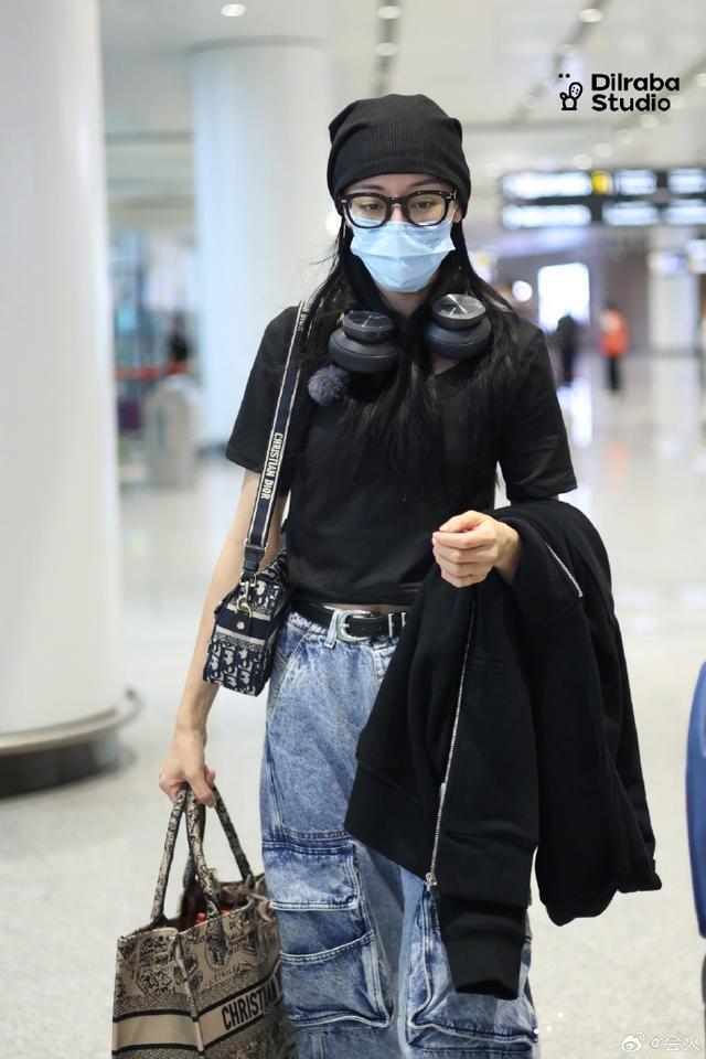 迪丽热巴出发录制《花儿与少年5》素颜镜框满满宅女风