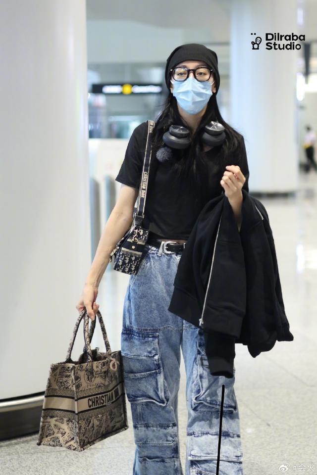 迪丽热巴出发录制《花儿与少年5》素颜镜框满满宅女风