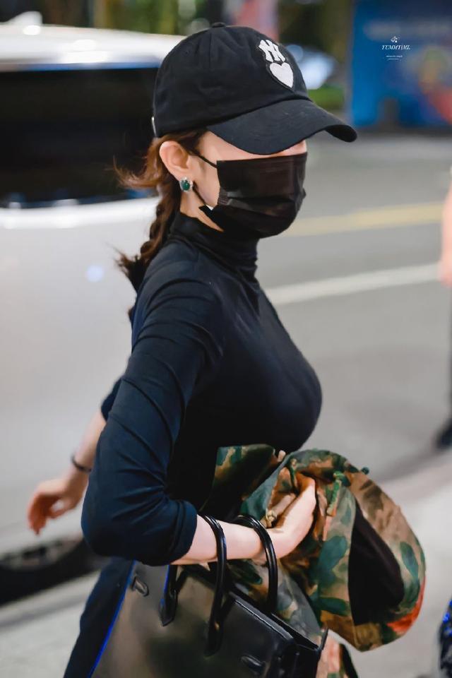 杨幂机场全黑造型酷辣十足 美背纤瘦身材优越夺目