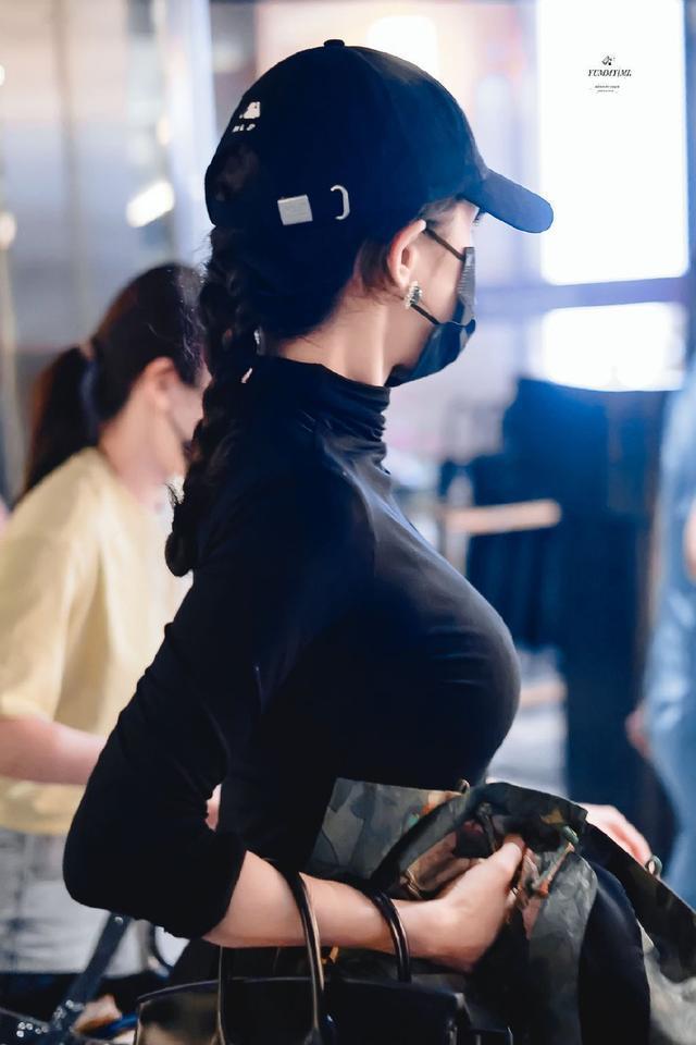 杨幂机场全黑造型酷辣十足 美背纤瘦身材优越夺目
