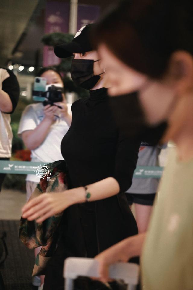 杨幂机场全黑造型酷辣十足 美背纤瘦身材优越夺目