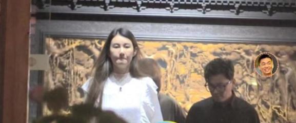 王宝强带冯清外出，小两口交往多年感情稳定，郎才女貌好般配