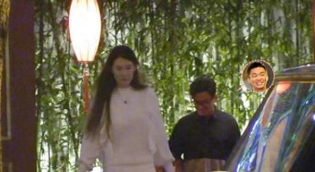 王宝强带冯清外出，小两口交往多年感情稳定，郎才女貌好般配
