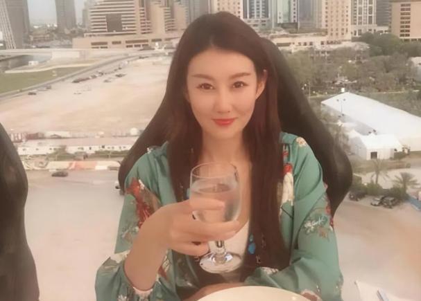 王宝强带冯清外出，小两口交往多年感情稳定，郎才女貌好般配