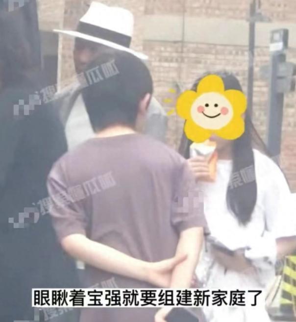 王宝强带冯清外出，小两口交往多年感情稳定，郎才女貌好般配