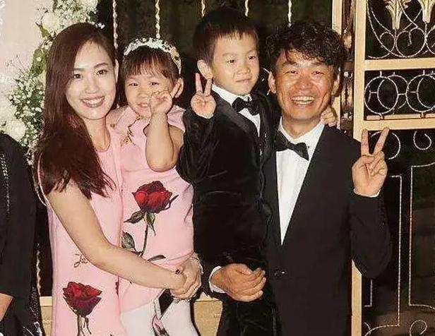 王宝强带冯清外出，小两口交往多年感情稳定，郎才女貌好般配